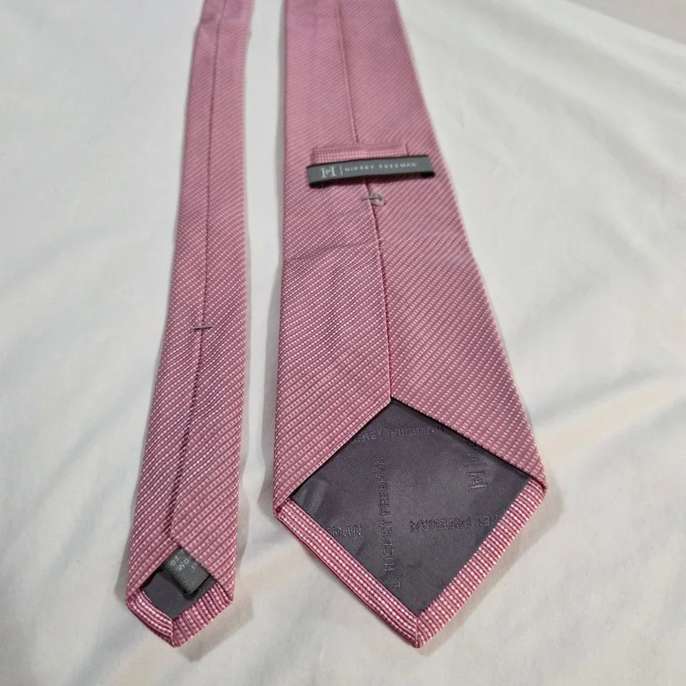 Hickey Freeman Mens Pink White Micro Pattern 100% Silk Tie Made in USA Italy
